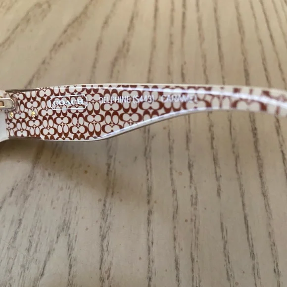 Coach Sunglasses with Coach eye glass case - Picture 2 of 7
